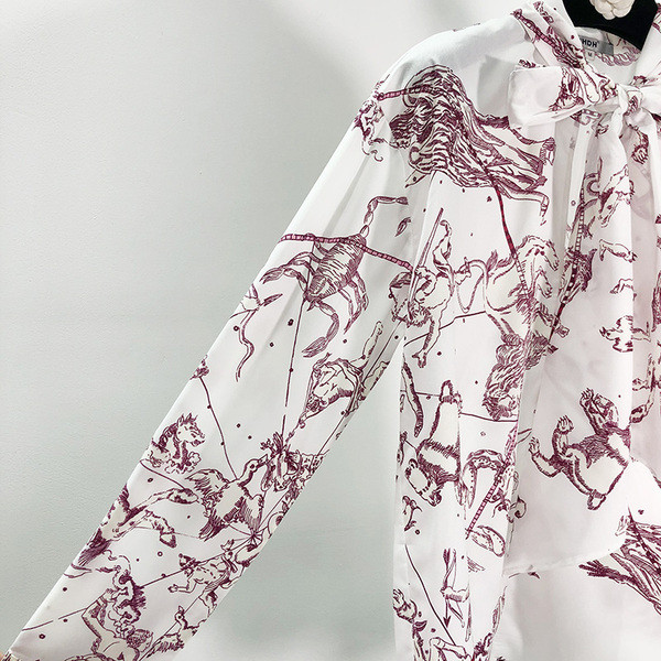 Φαρδύ λευκή μπλούζα με λαιμόκοψη και χρώματιστό μοτίβο