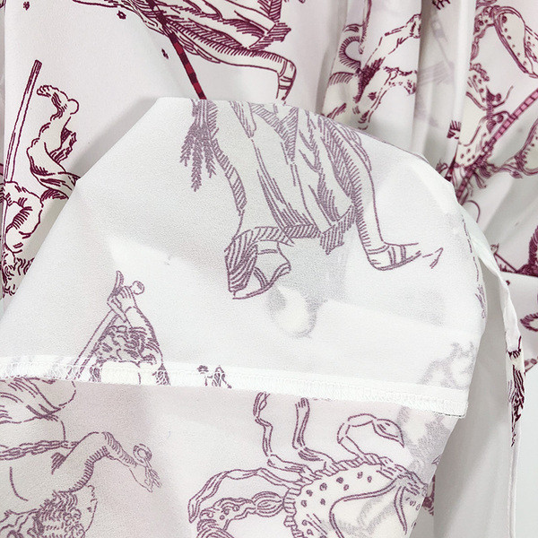 Φαρδύ λευκή μπλούζα με λαιμόκοψη και χρώματιστό μοτίβο