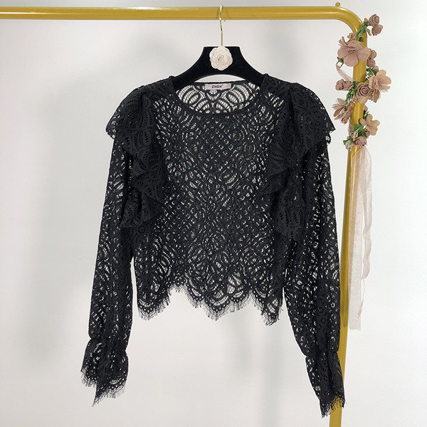 Γυναικεία δαντελένια κοντή μπλούζα με βοάλ σε μαύρο χρώμα