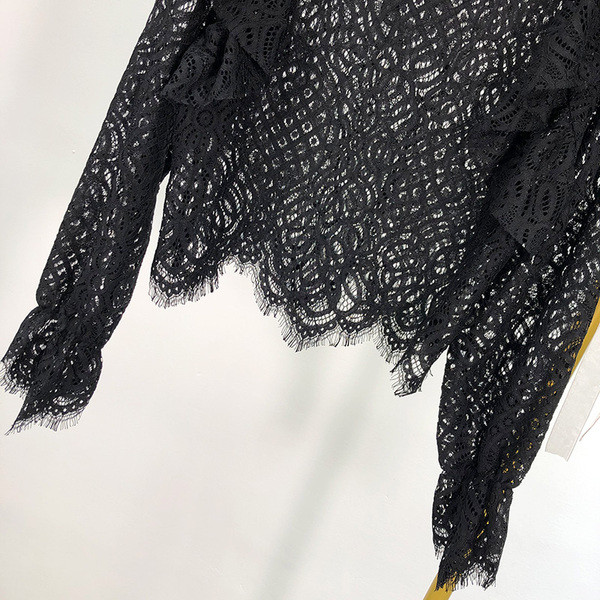 Γυναικεία δαντελένια κοντή μπλούζα με βοάλ σε μαύρο χρώμα