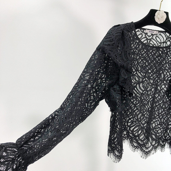 Γυναικεία δαντελένια κοντή μπλούζα με βοάλ σε μαύρο χρώμα