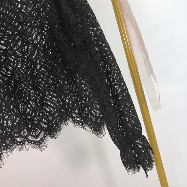 Γυναικεία δαντελένια κοντή μπλούζα με βοάλ σε μαύρο χρώμα