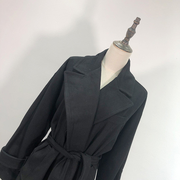 Дълго елегантно палто с колан в черен цвят