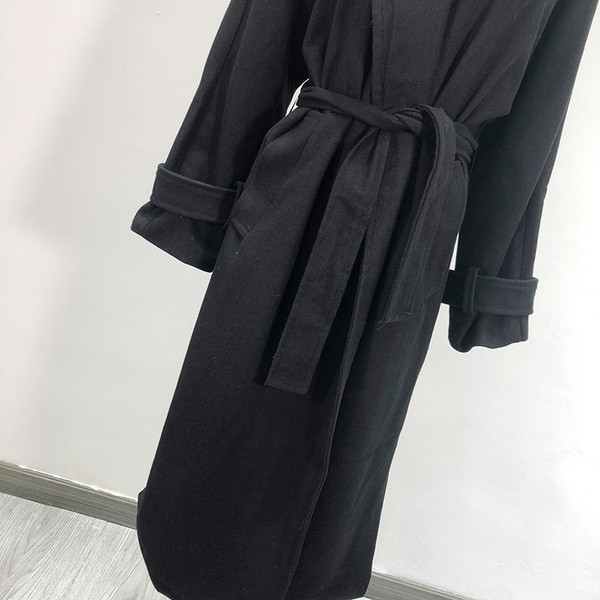 Дълго елегантно палто с колан в черен цвят