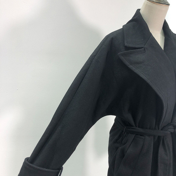 Дълго елегантно палто с колан в черен цвят