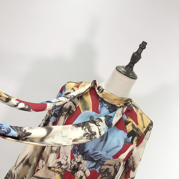 Modern kivágott női ruha színes mintával