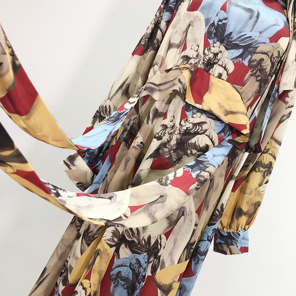 Modern kivágott női ruha színes mintával