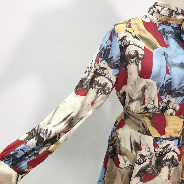 Modern kivágott női ruha színes mintával