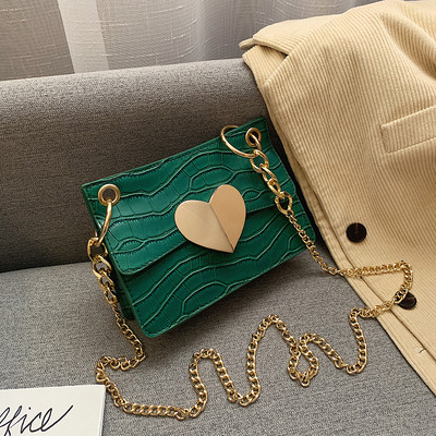 Μοντέρνα γυναικέια τσάντα με μεταλλικό στοιχείο σε διάφορα χρώματα