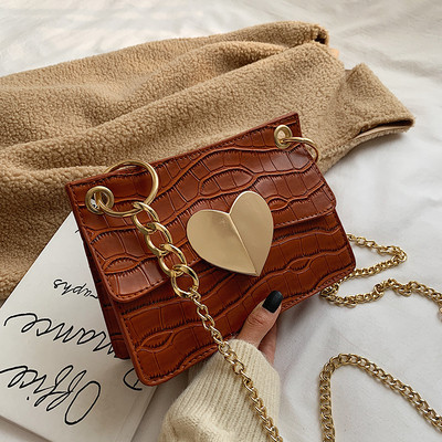 Μοντέρνα γυναικέια τσάντα με μεταλλικό στοιχείο σε διάφορα χρώματα