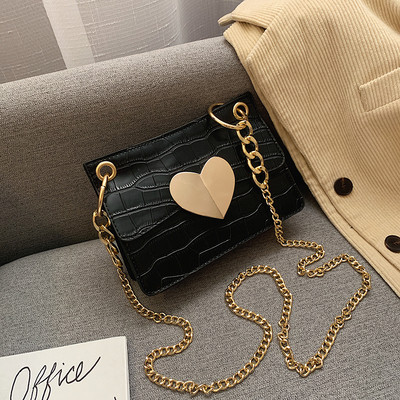 Μοντέρνα γυναικέια τσάντα με μεταλλικό στοιχείο σε διάφορα χρώματα