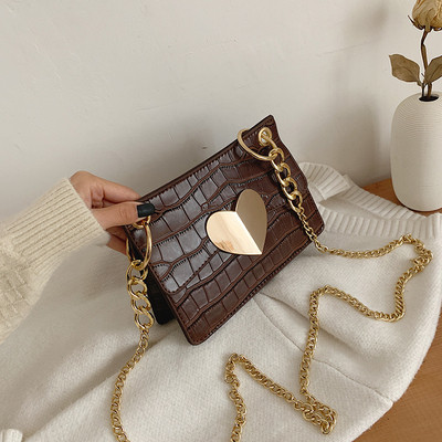 Μοντέρνα γυναικέια τσάντα με μεταλλικό στοιχείο σε διάφορα χρώματα