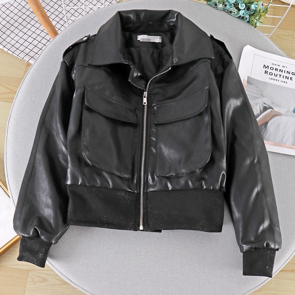 Női alkalmi bőrdzseki fekete tollas gallérral