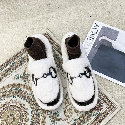 Γυναικεία χνουδωτά παπούτσια  με μεταλλικό στοιχείο σε τρία χρώματα