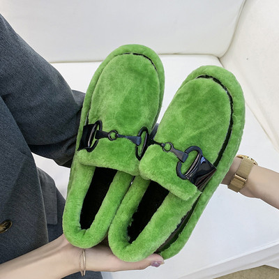 Γυναικεία χνουδωτά παπούτσια  με μεταλλικό στοιχείο σε τρία χρώματα