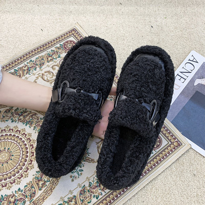 Γυναικεία χνουδωτά παπούτσια  με μεταλλικό στοιχείο σε τρία χρώματα