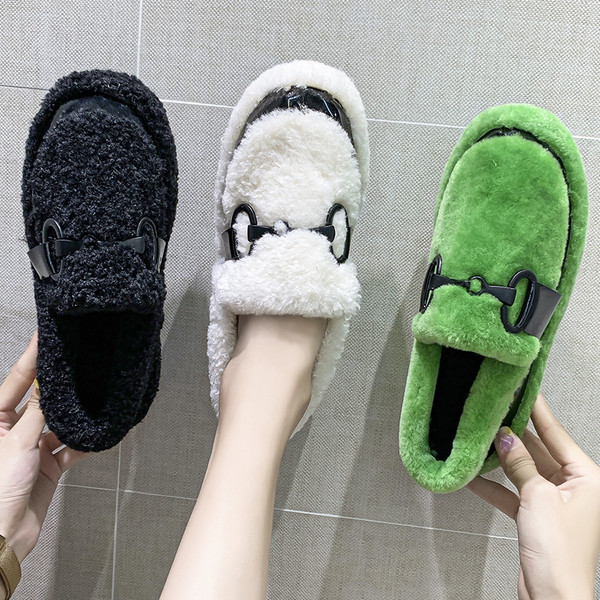 Γυναικεία χνουδωτά παπούτσια  με μεταλλικό στοιχείο σε τρία χρώματα