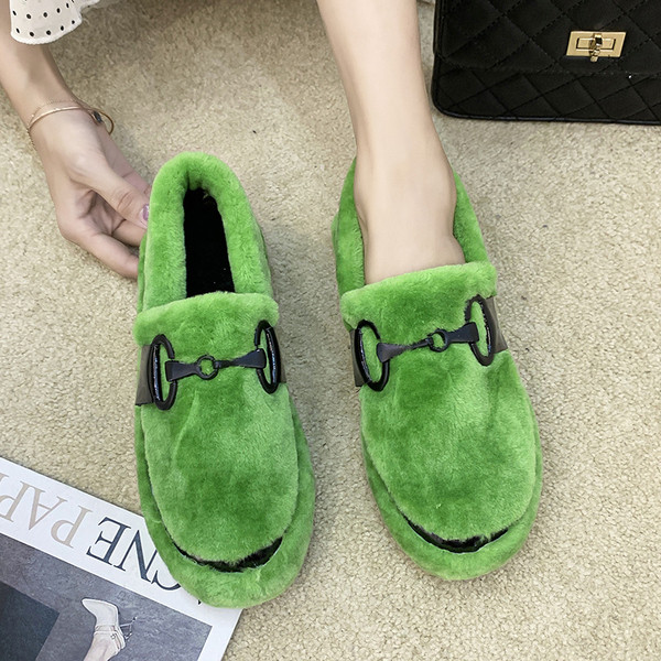 Γυναικεία χνουδωτά παπούτσια  με μεταλλικό στοιχείο σε τρία χρώματα