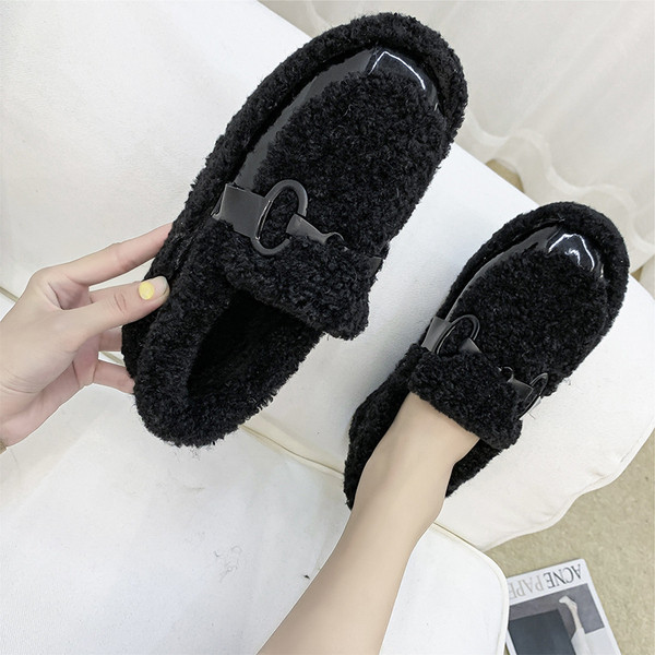 Γυναικεία χνουδωτά παπούτσια  με μεταλλικό στοιχείο σε τρία χρώματα