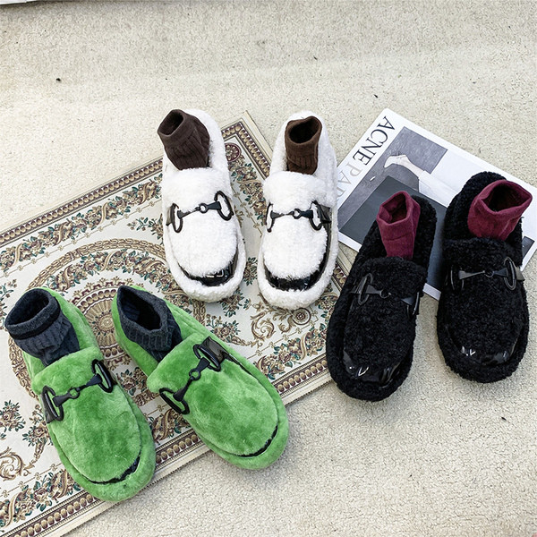 Γυναικεία χνουδωτά παπούτσια  με μεταλλικό στοιχείο σε τρία χρώματα