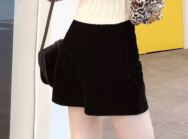 Pantaloni scurți din catifea în negru și nasturi