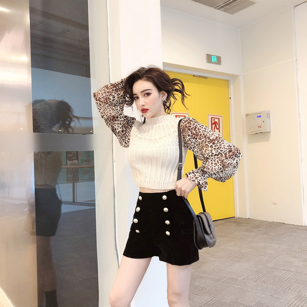 Pantaloni scurți din catifea în negru și nasturi