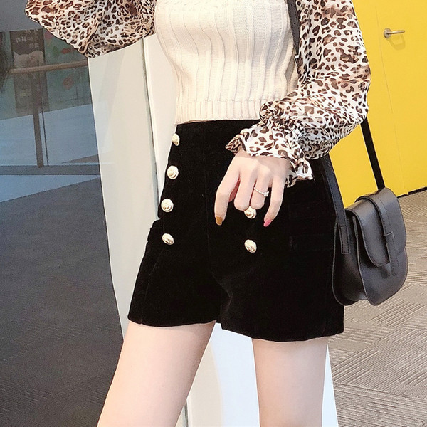 Pantaloni scurți din catifea în negru și nasturi