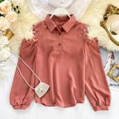 Stílusos női ing csipkével és csupasz vállrészekkel, több színben