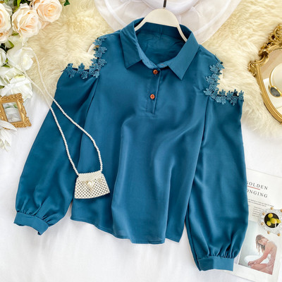 Stílusos női ing csipkével és csupasz vállrészekkel, több színben