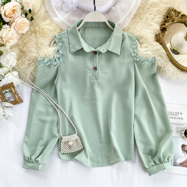 Stílusos női ing csipkével és csupasz vállrészekkel, több színben