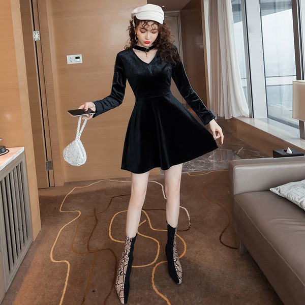 Μοντέρνο γυναικείο φόρεμα  με λαιμόκοψη και μαύρο τούλι βελούδο