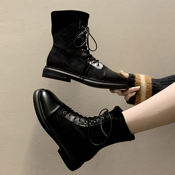 Γυναικείες μοντέρνες μπότες με δεσμούς με επίπεδη σόλα σε μαύρο και καφέ χρώμα