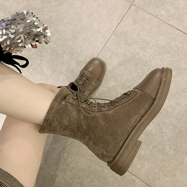 Γυναικείες μοντέρνες μπότες με δεσμούς με επίπεδη σόλα σε μαύρο και καφέ χρώμα