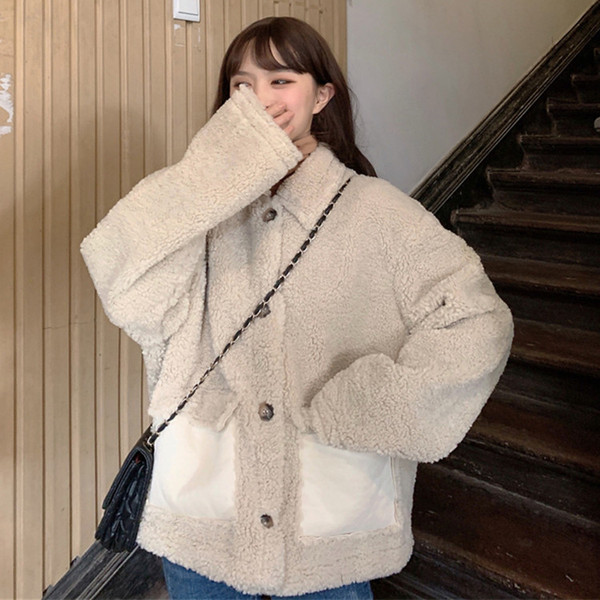 Palton scurt de puf de culoare bej cu nasturi si buzunare