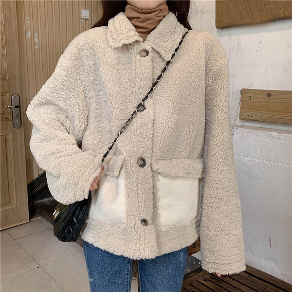 Palton scurt de puf de culoare bej cu nasturi si buzunare