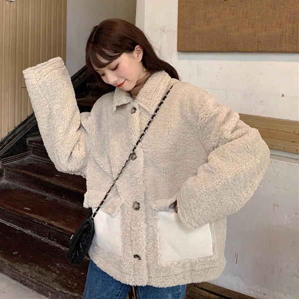 Palton scurt de puf de culoare bej cu nasturi si buzunare