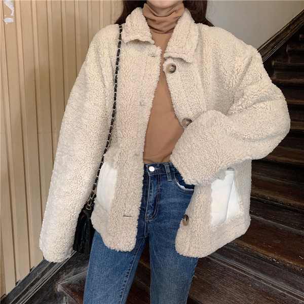 Palton scurt de puf de culoare bej cu nasturi si buzunare