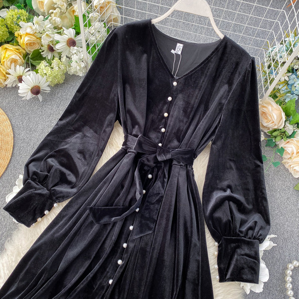 Rochie de dama moderna din catifea cu nasturi in negru