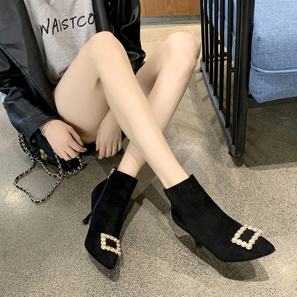 Cizme de dama elegante cu catarama metalica model ascutit in negru