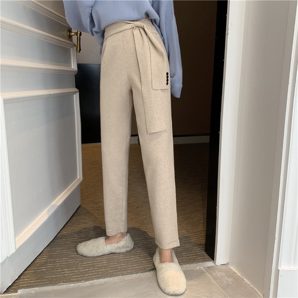 Pantaloni lungi tricotati cu curea in bej si negru