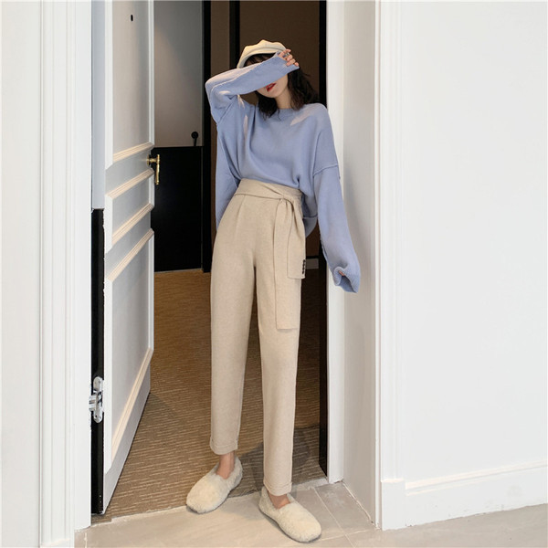 Pantaloni lungi tricotati cu curea in bej si negru