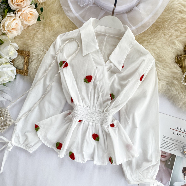 Cămașă modernă de damă în alb și broderie