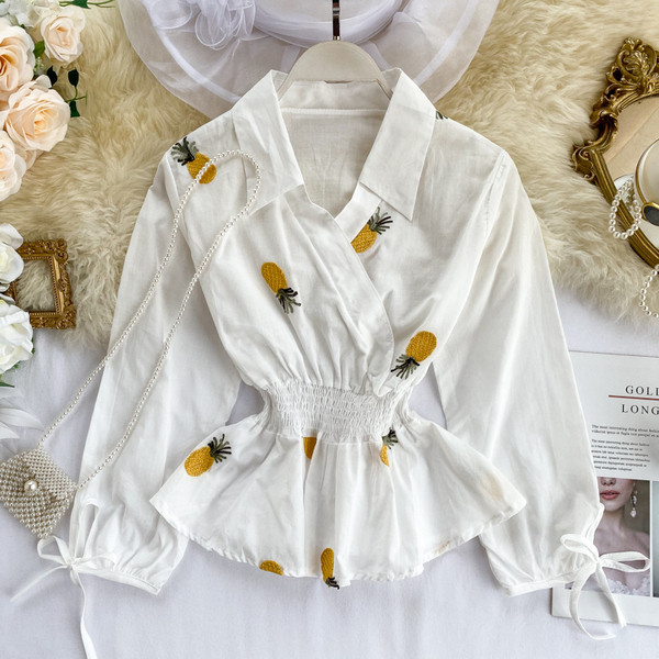 Cămașă modernă de damă în alb și broderie