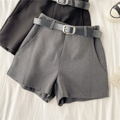 Női rövidnadrág szürke és fekete övvel