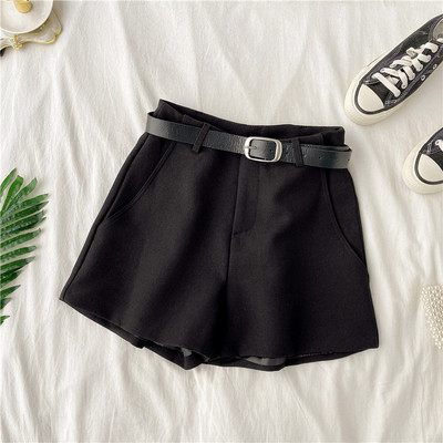 Női rövidnadrág szürke és fekete övvel