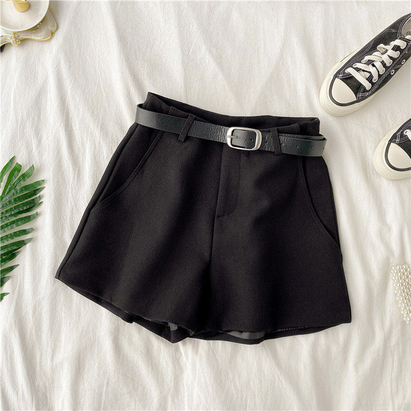 Női rövidnadrág szürke és fekete övvel