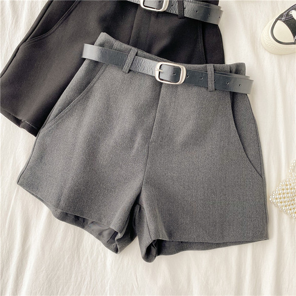 Női rövidnadrág szürke és fekete övvel