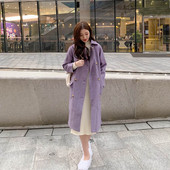 Hosszú lila kabát gombokkal és zsebekkel