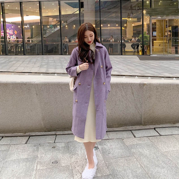Hosszú lila kabát gombokkal és zsebekkel