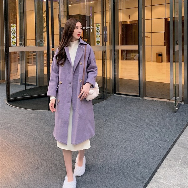 Hosszú lila kabát gombokkal és zsebekkel